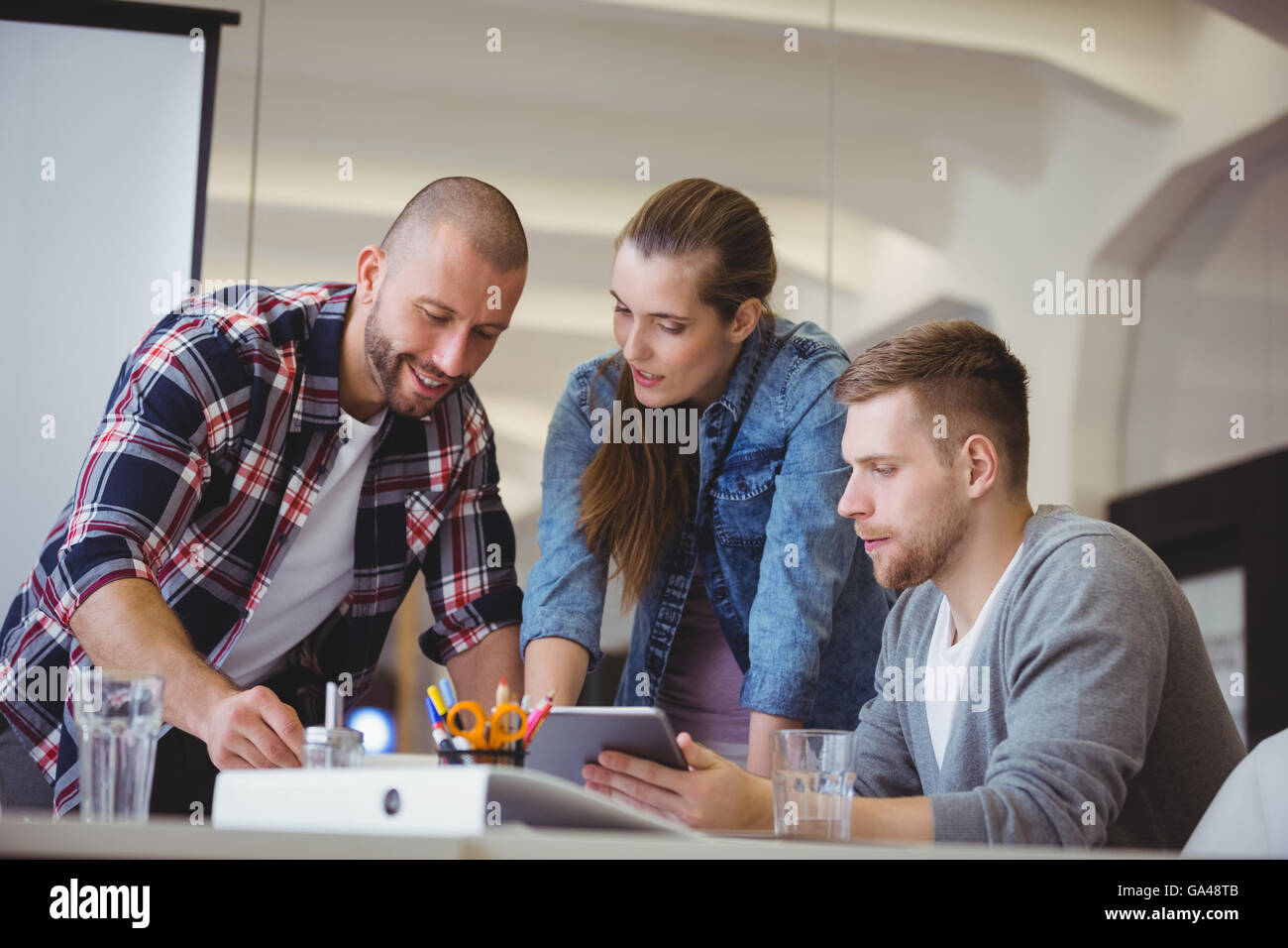 Imprenditore discutendo con un collega in ufficio creativo Foto Stock