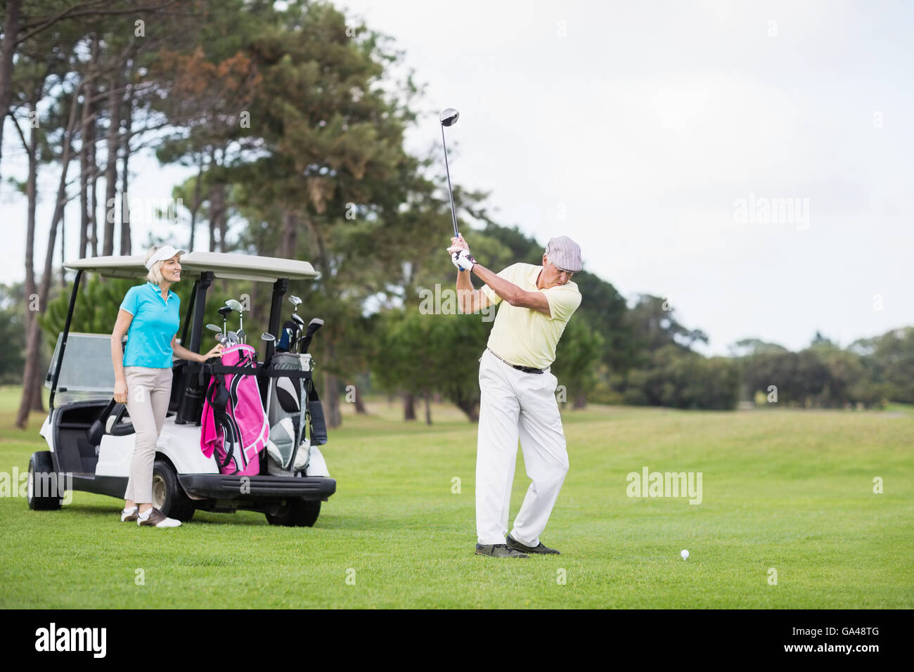Uomo maturo per giocare a golf Foto Stock