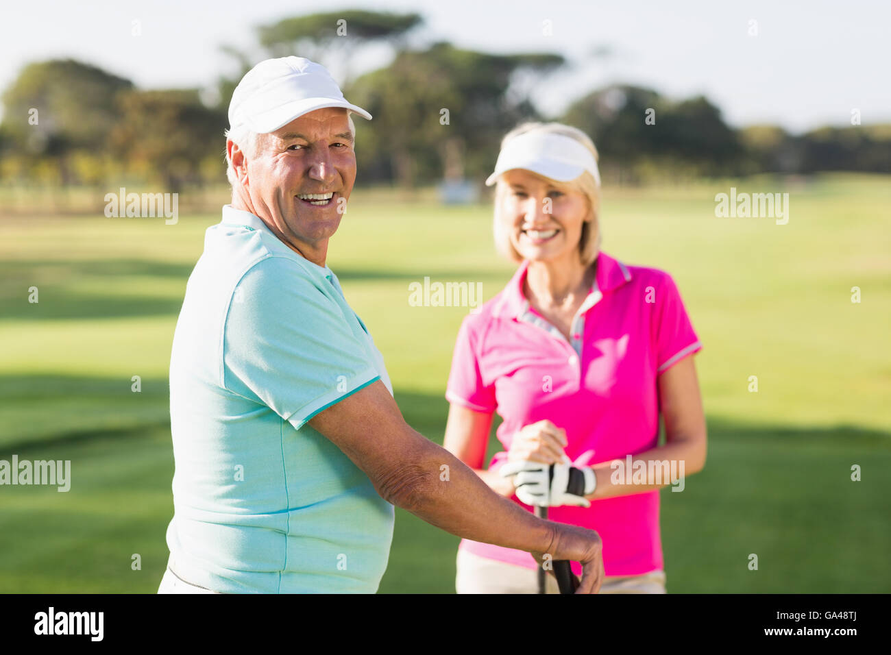 Ritratto di felice coppia golf giocatore giovane Foto Stock