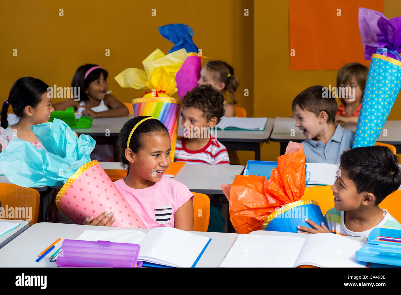 I bambini con artigianato seduta sul banco di lavoro Foto Stock