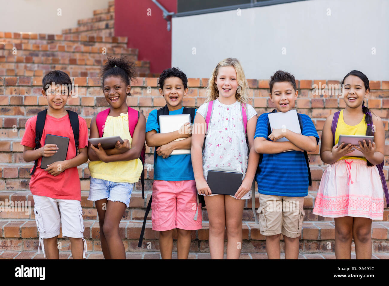 Gli studenti titolari di compresse digitale Foto Stock