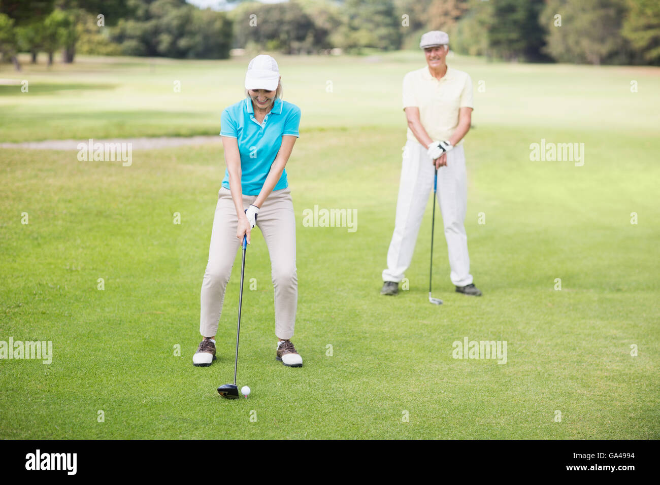 Sorridente Coppia matura per giocare a golf Foto Stock