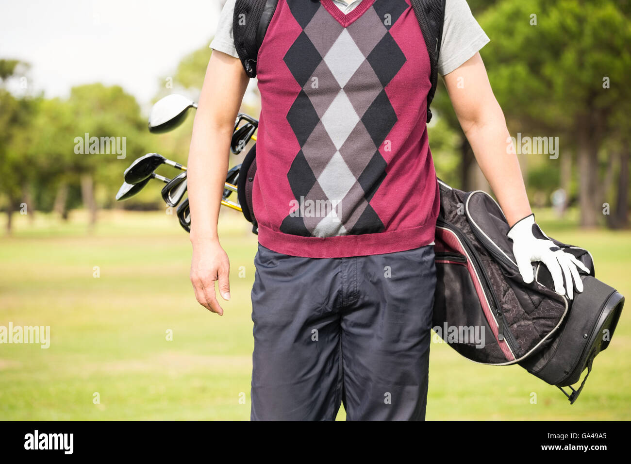 Sezione mediana dell uomo che indossa borsa da golf Foto Stock