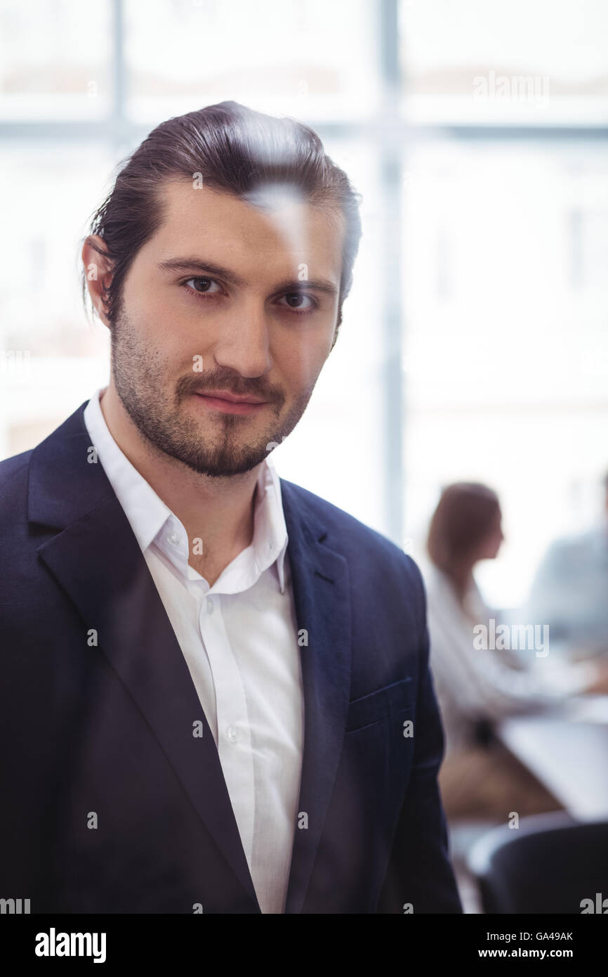 Imprenditore fiducioso nella sala riunioni Foto Stock