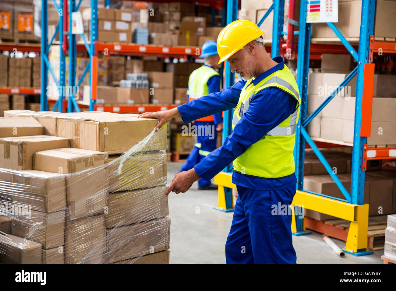 Apertura del lavoratore una plastica per scatole Foto Stock