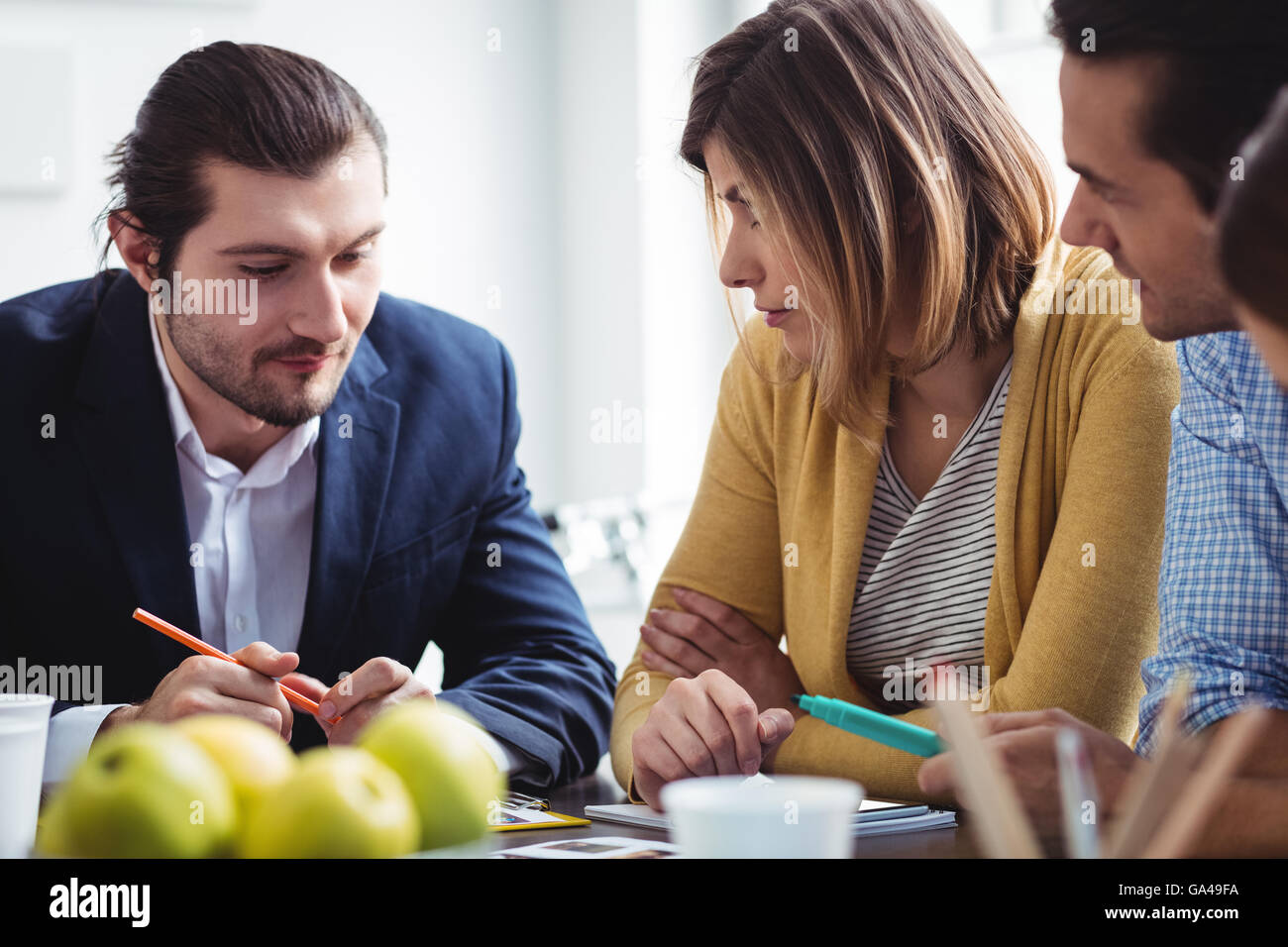 Photo Editor per spiegare ai colleghi in sala riunioni Foto Stock