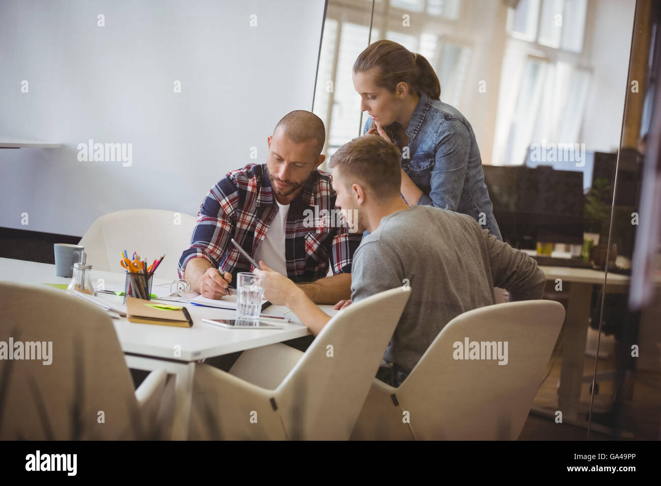 Imprenditore a discutere con il collega durante la riunione Foto Stock