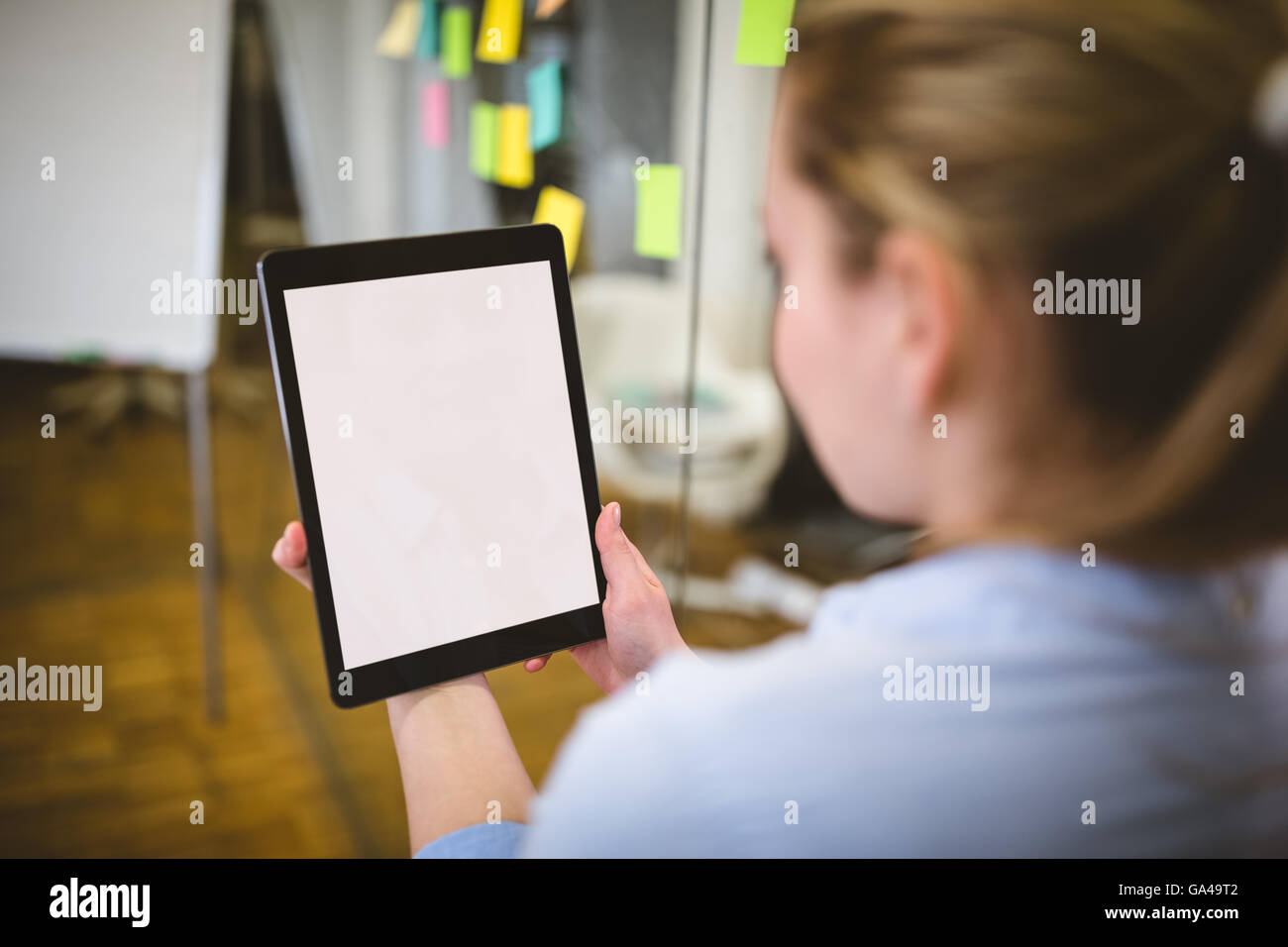 Imprenditrice utilizzando tavoletta digitale nella sala riunioni Foto Stock