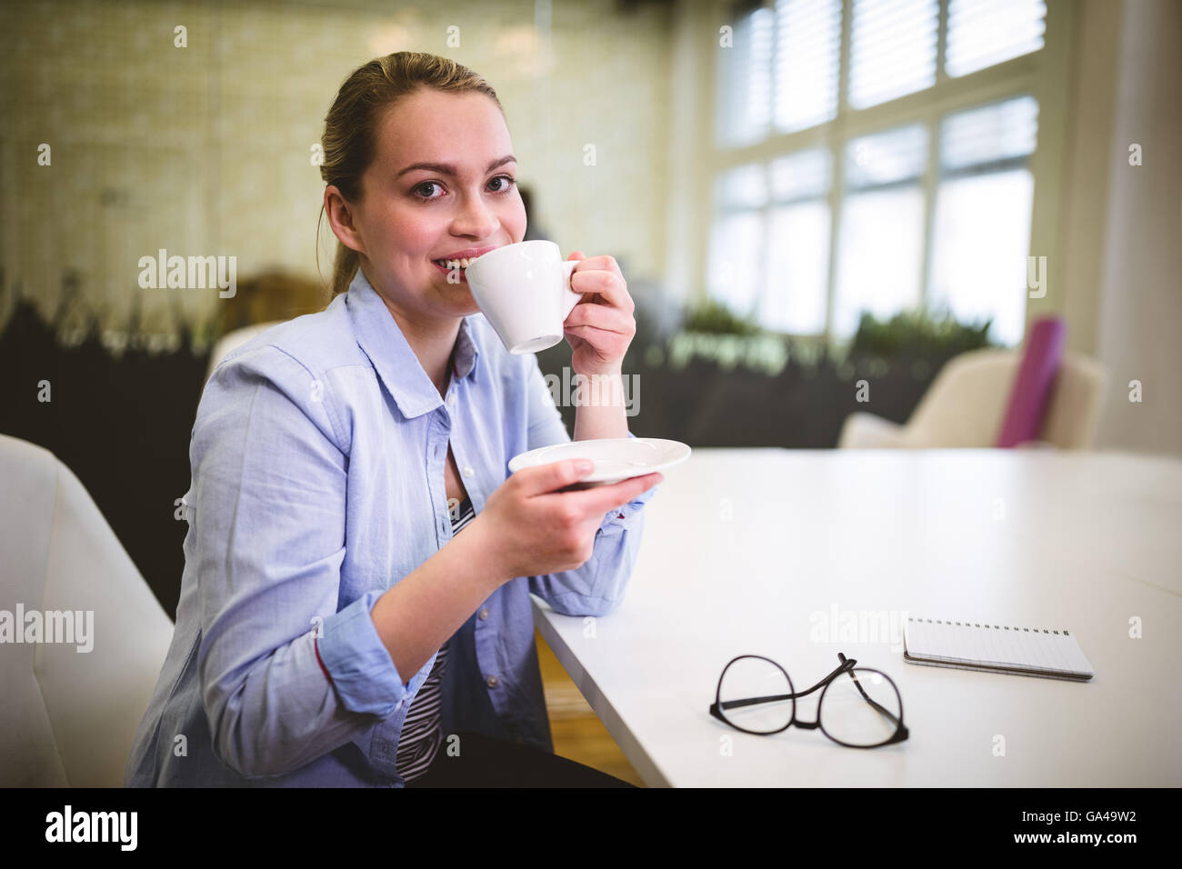 Sorridente imprenditrice avente il caffè Foto Stock