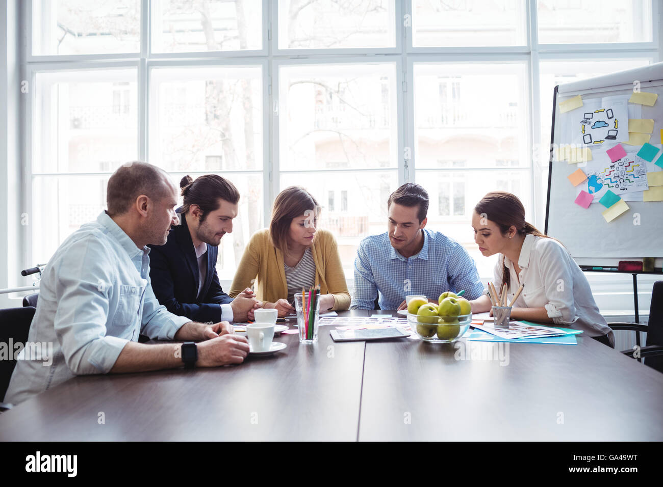 Editor foto in sala riunioni Foto Stock