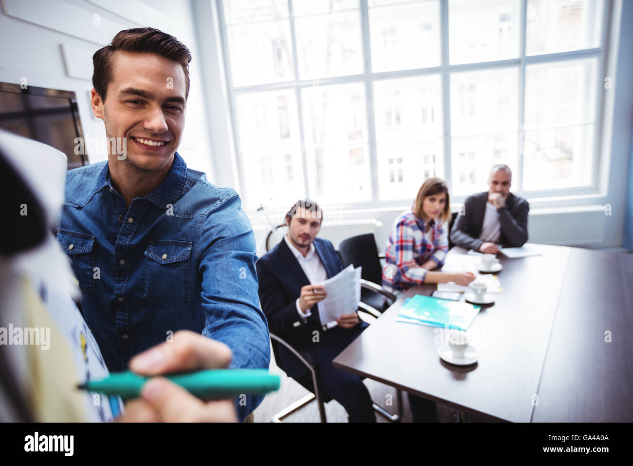 Sorridente imprenditore iscritto a bordo Foto Stock
