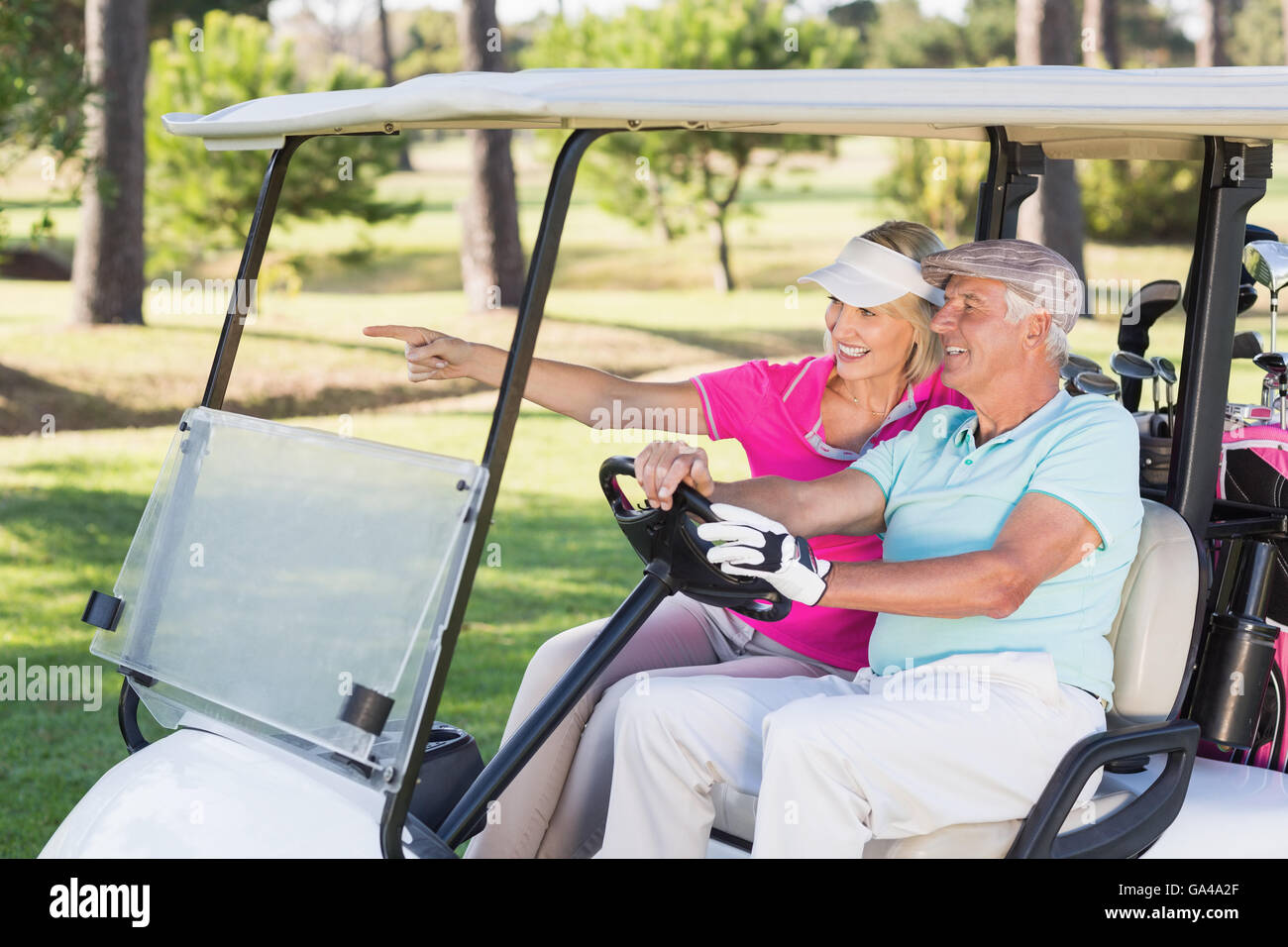 Sorridente coppia golfista donna mostra all'uomo Foto Stock
