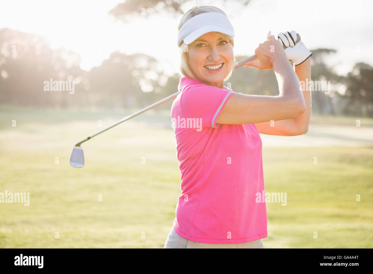 Ritratto di donna golfista sorridente Foto Stock