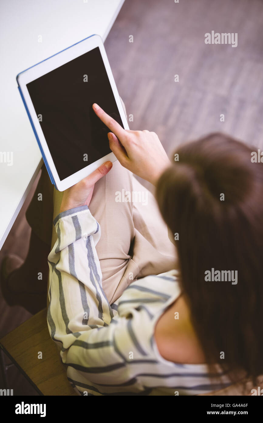 Angolo di alta vista di executive toccando lo schermo tablet pc in ufficio Foto Stock