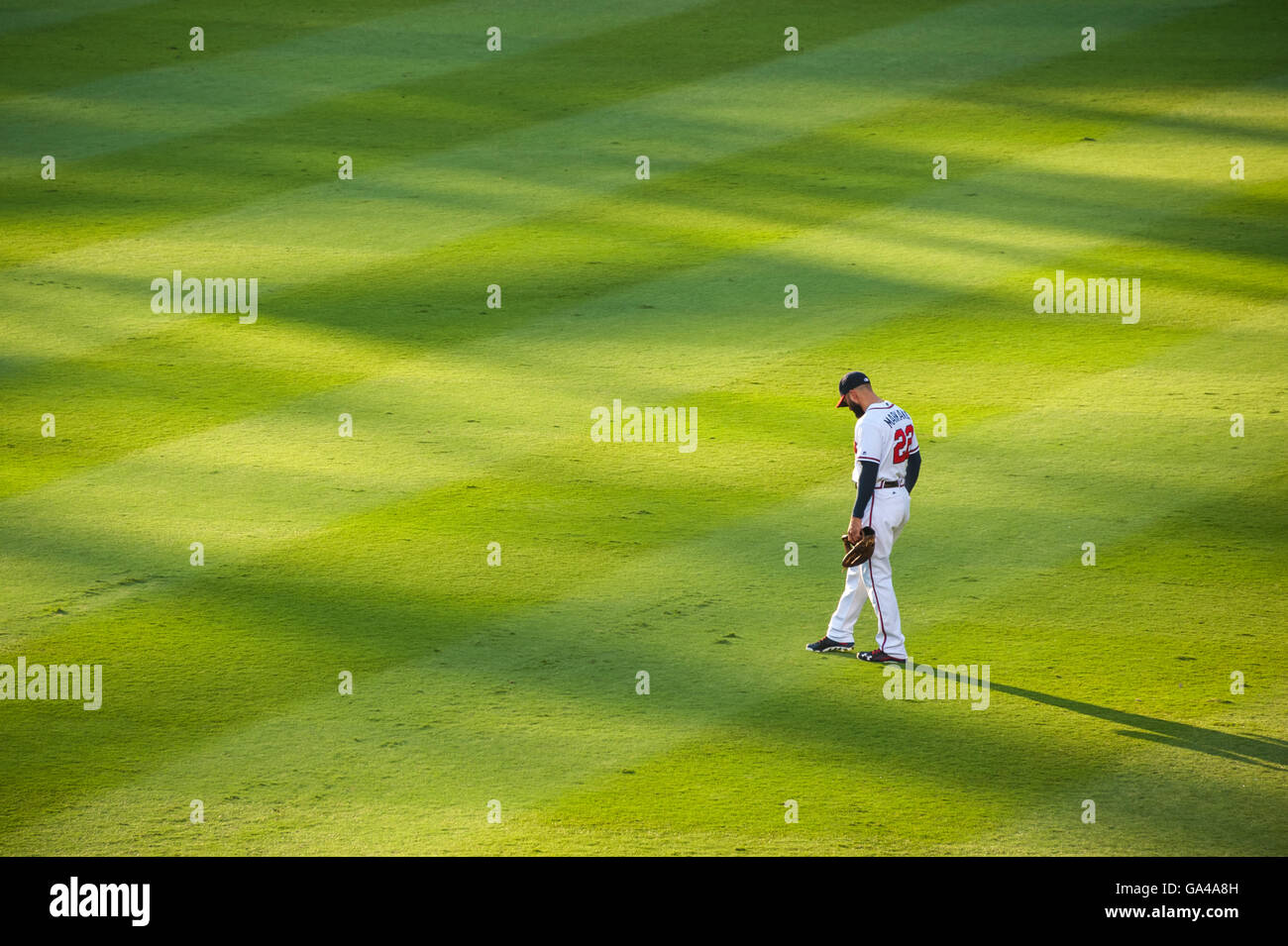 Atlanta Braves diritto-fielder, Nick Markakis, stando in fuori campo lato come il sole tramonta su Atlanta, la Georgia il Turner Field. Foto Stock