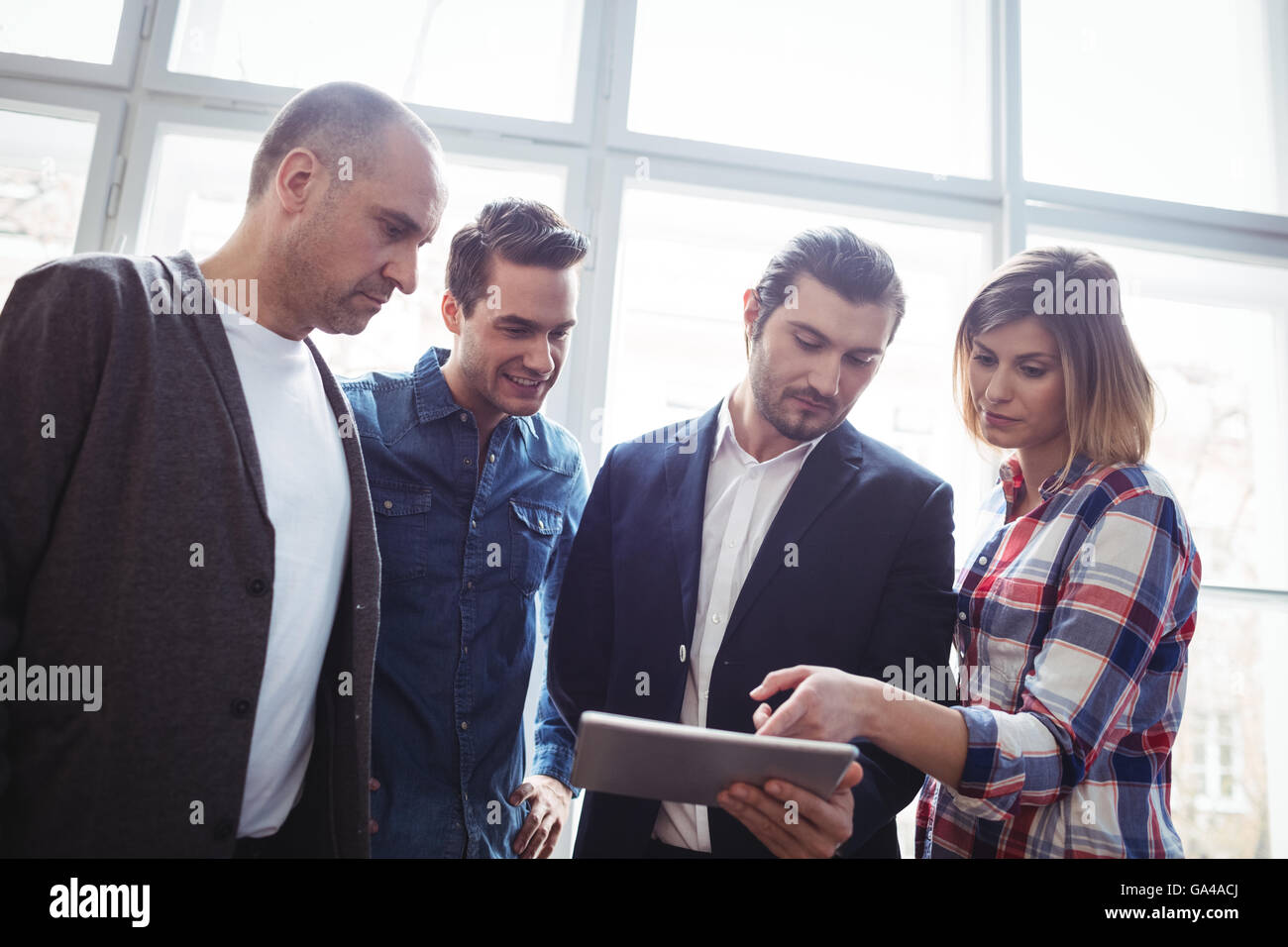 Imprenditore mostra digitale compressa ai colleghi di lavoro Foto Stock
