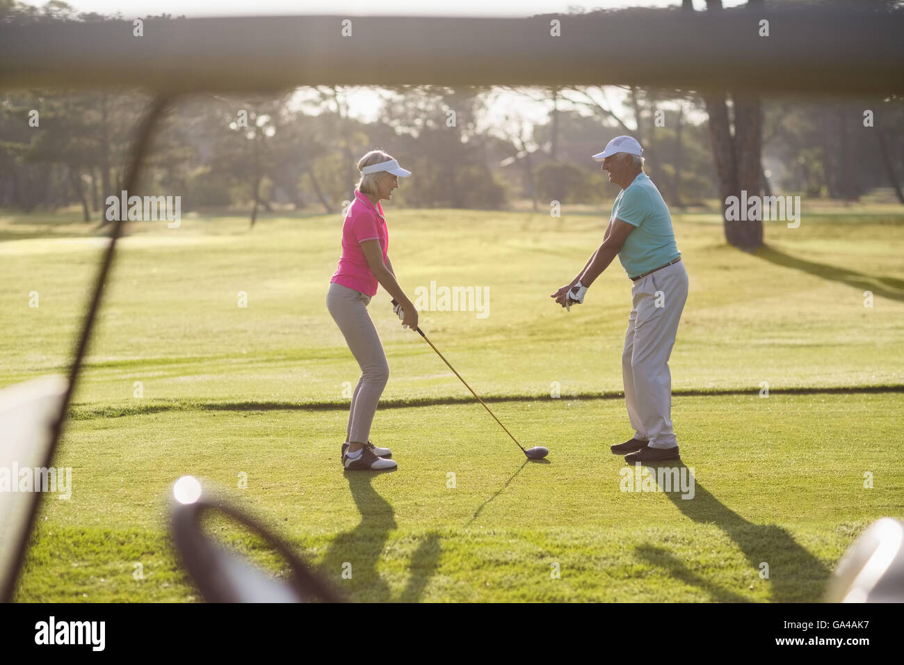 Uomo maturo donna di insegnamento per giocare a golf Foto Stock