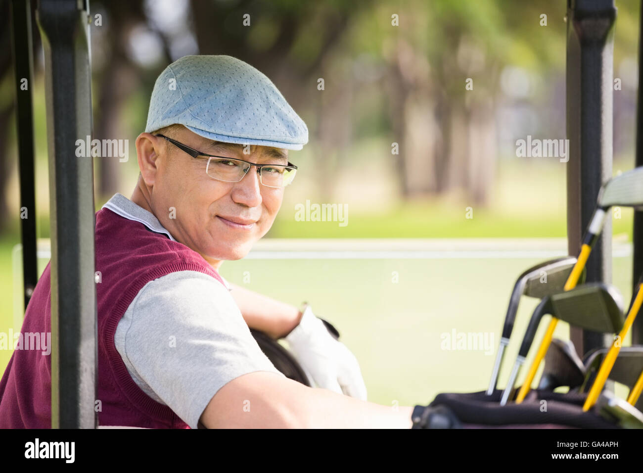 Il Golfer sorridente e posa Foto Stock