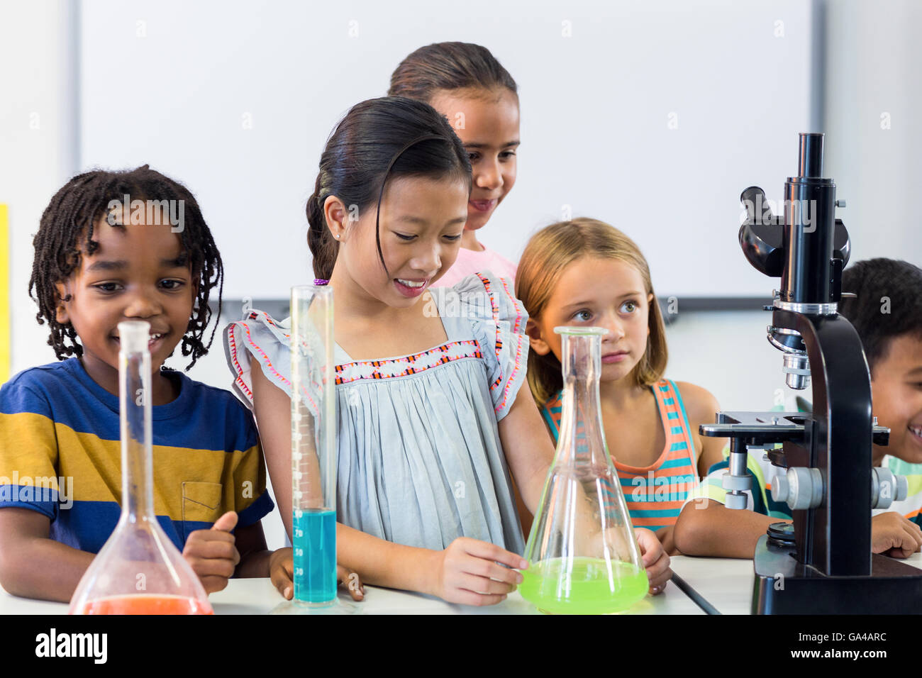 Gli scolari con attrezzature scientifiche Foto Stock
