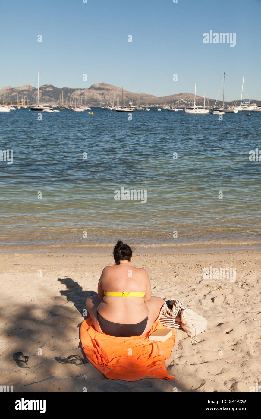 Donna obesa sulla spiaggia visto dalla parte posteriore vista posteriore, Maiorca, Spagna Europa Foto Stock