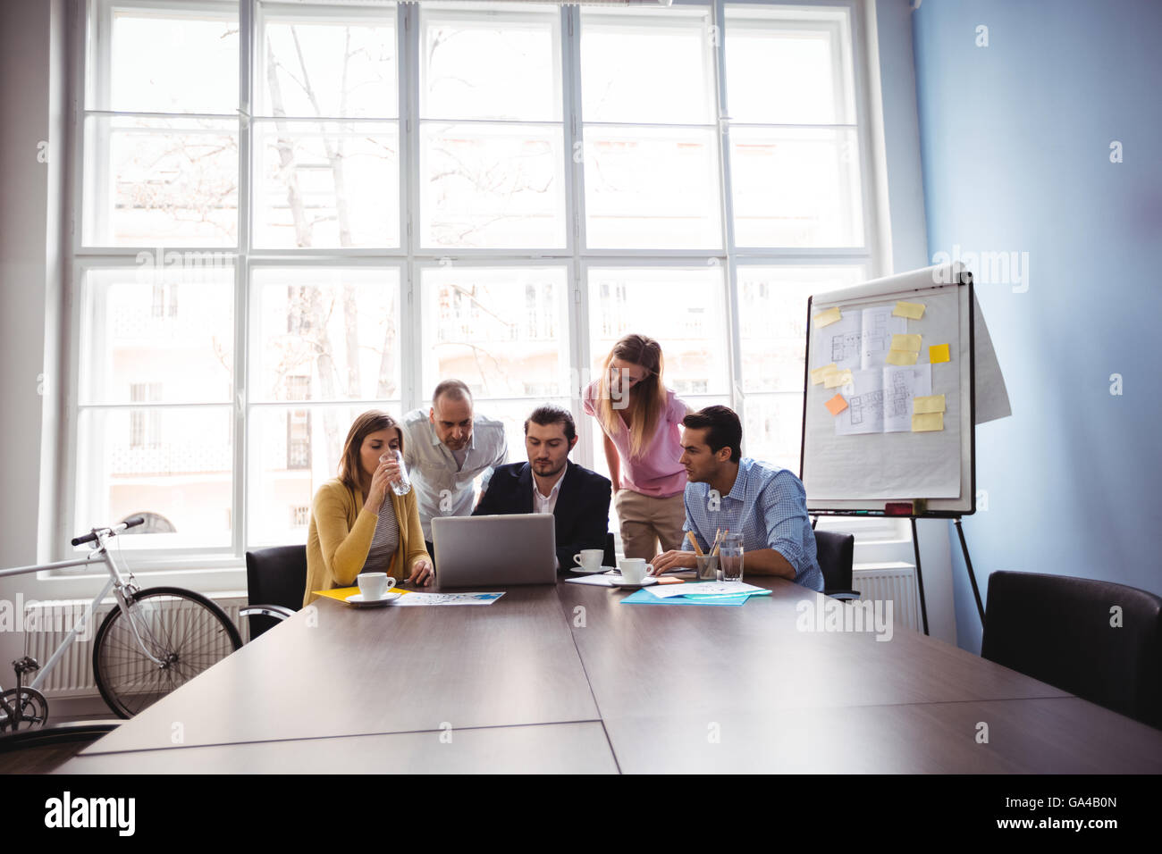 La gente di affari in sala riunioni Foto Stock