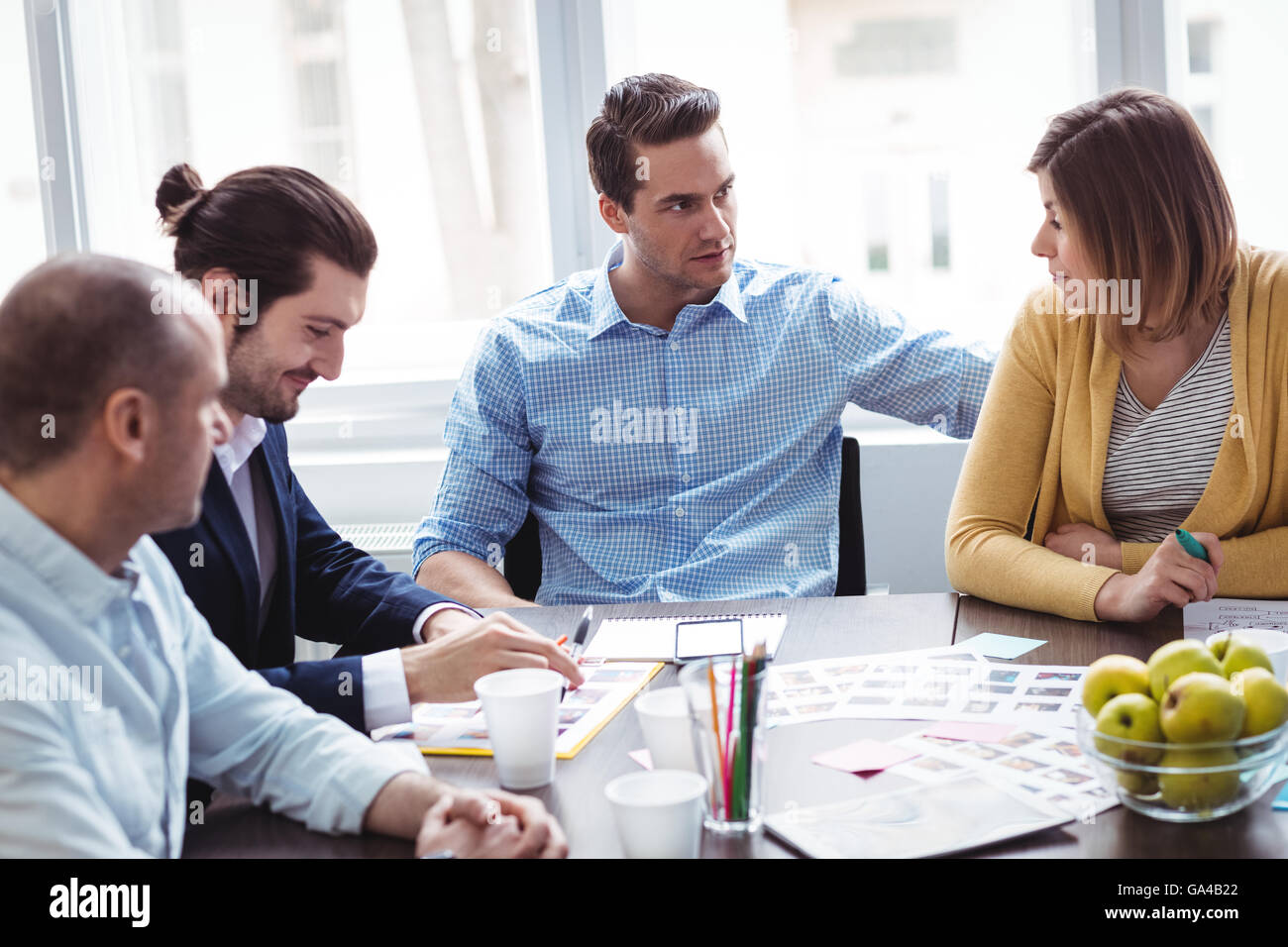 Editor foto discutendo in sala riunioni Foto Stock