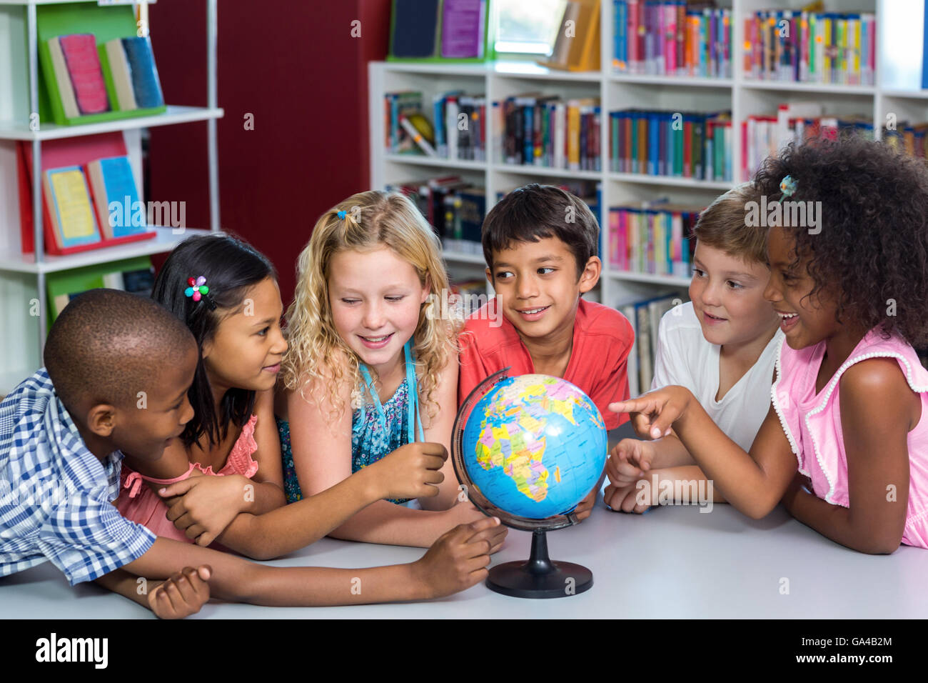 I bambini con globo sul tavolo Foto Stock