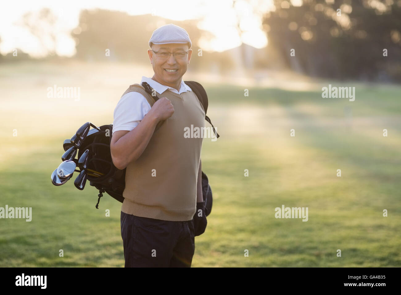 Ritratto di uomo che porta borsa da golf Foto Stock
