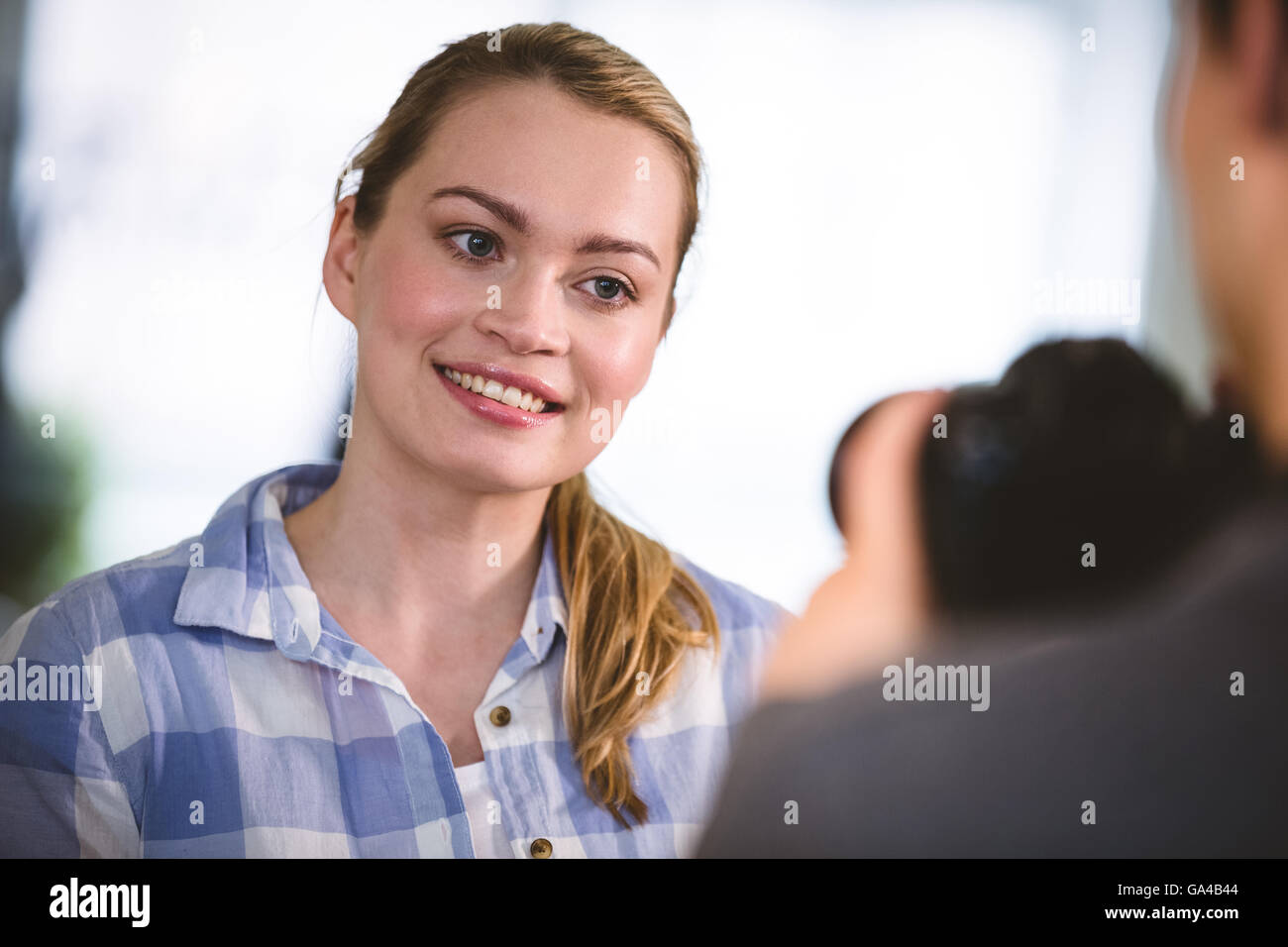 Collega in posa per il fotografo presso il creative office Foto Stock