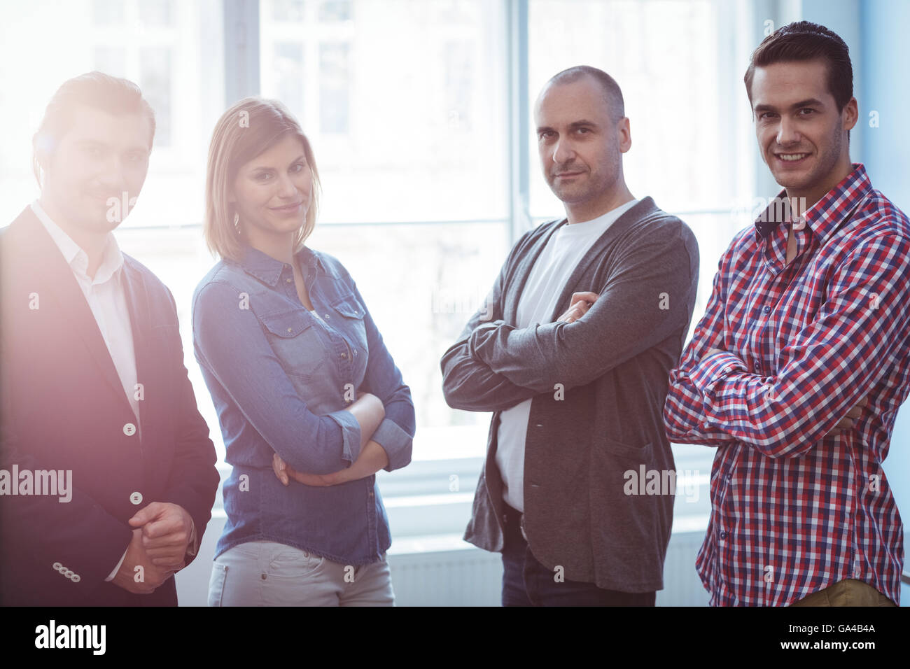 Fiducioso la gente di affari con le braccia incrociate Foto Stock