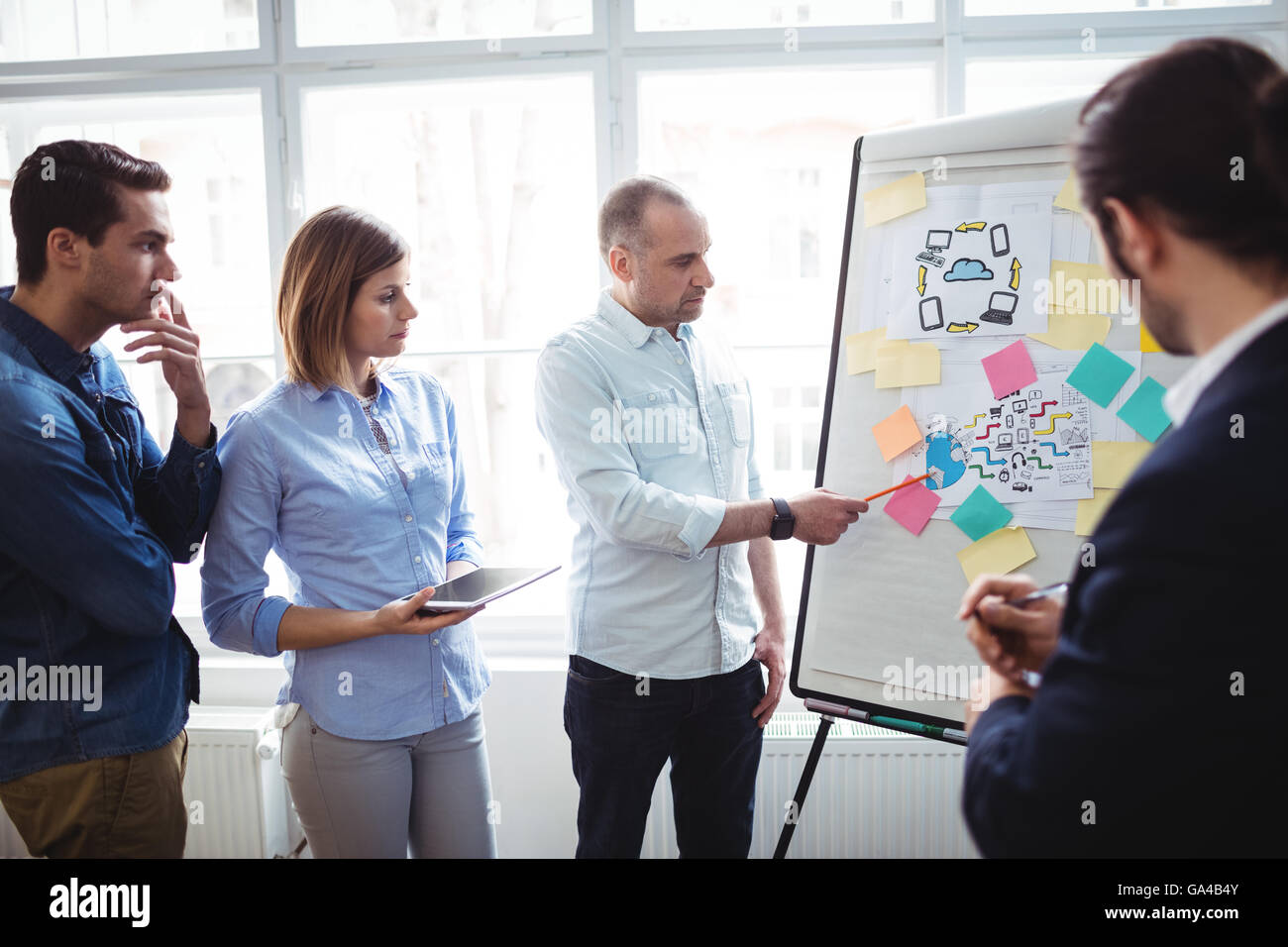 Imprenditore persone per discutere in sala riunioni Foto Stock