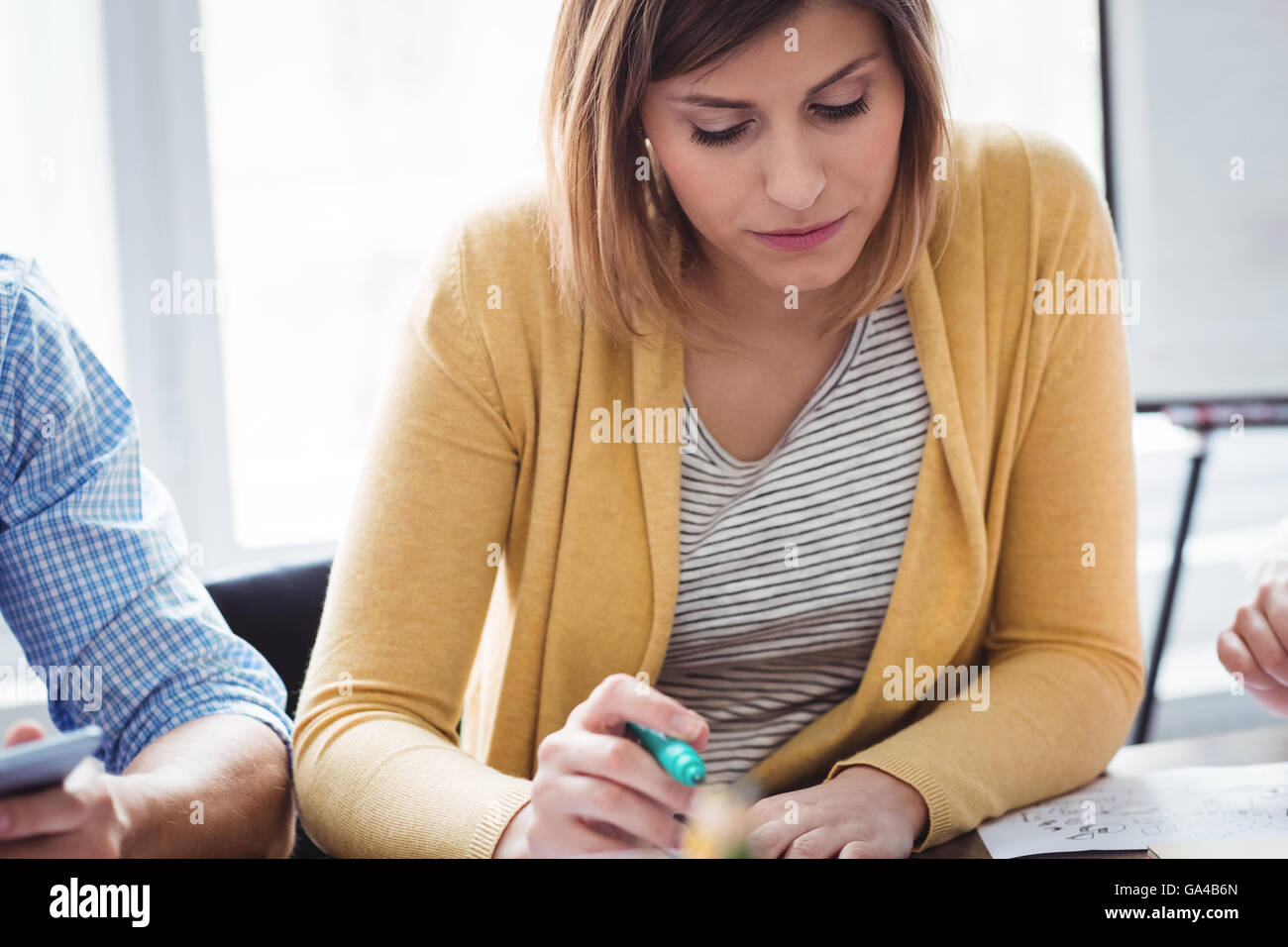 Femmina editor di foto con i colleghi in sala riunioni Foto Stock