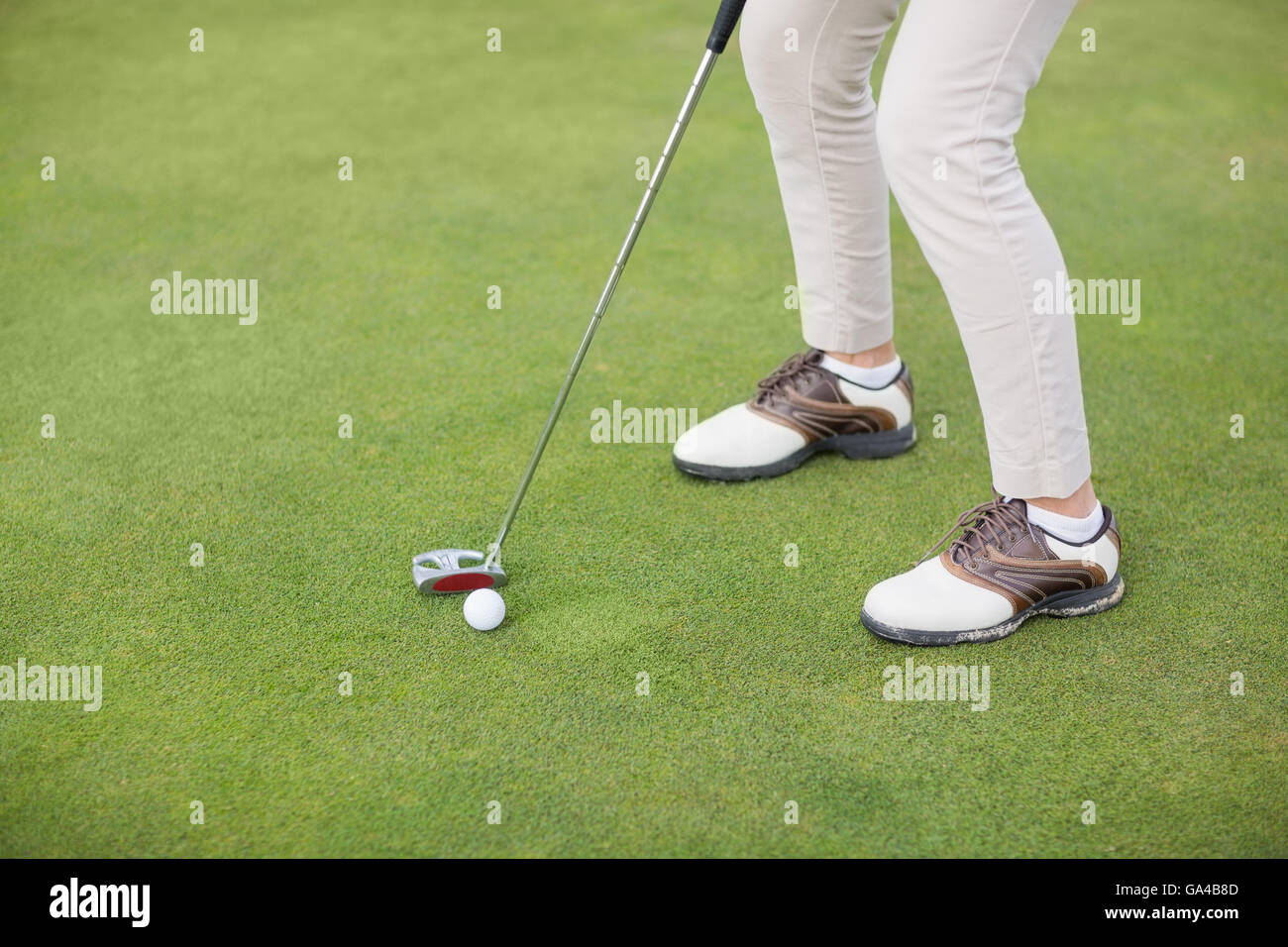 Sezione bassa di donna giocando a golf Foto Stock