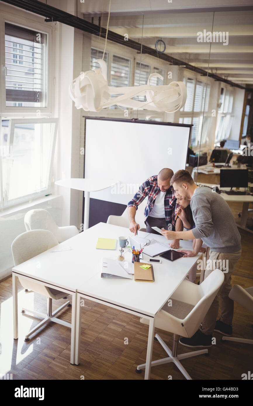Angolo di alta vista di colleghi che hanno discusso nella sala riunioni Foto Stock