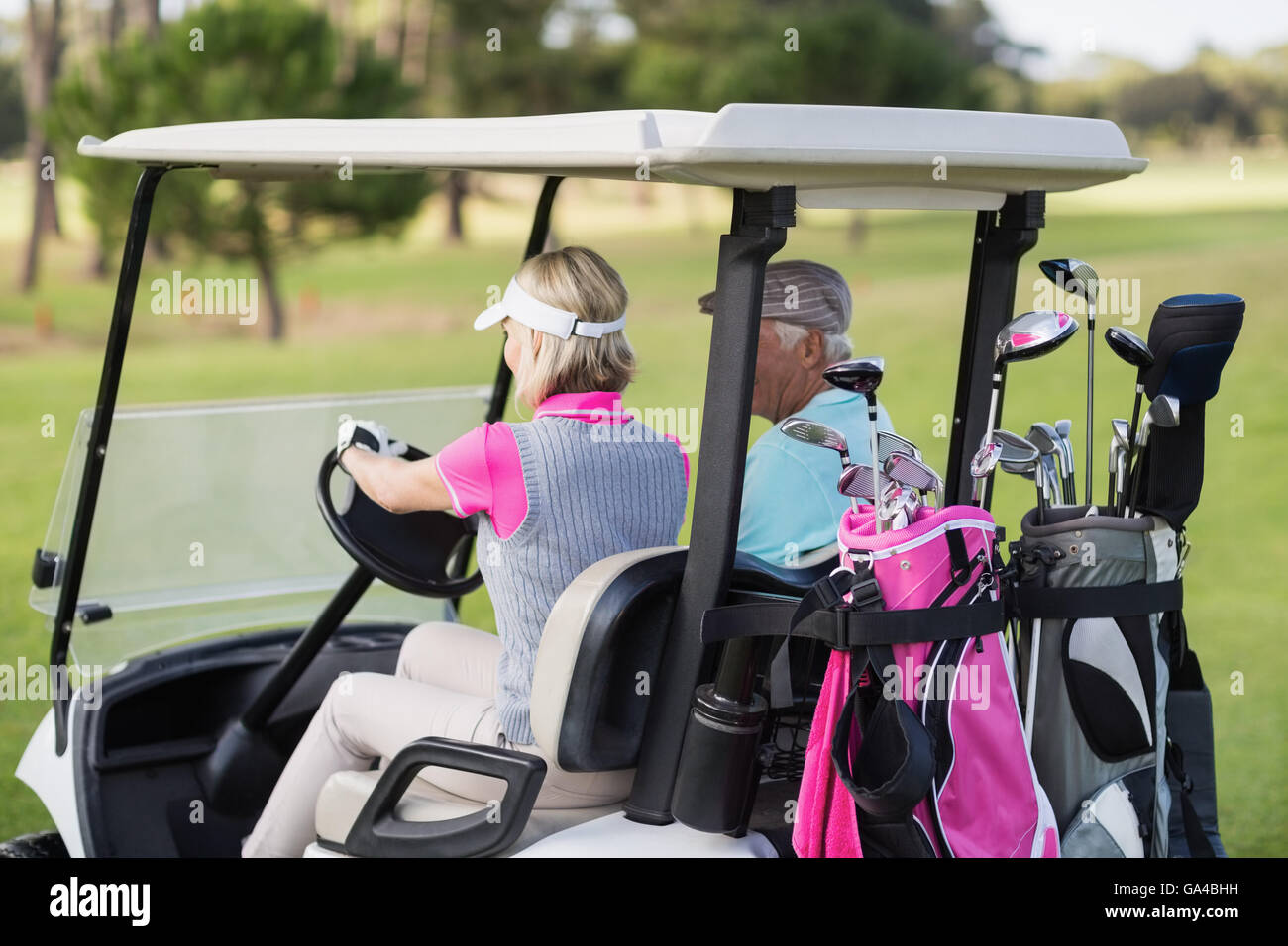 Donna matura la guida golf buggy Foto Stock