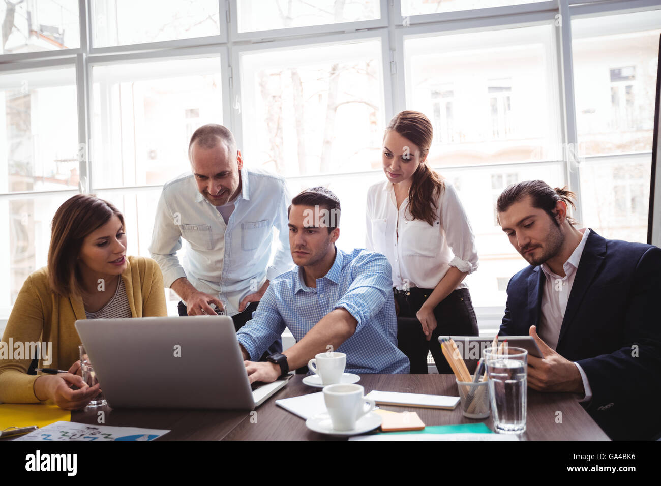 La gente di affari utilizzando tecnologie in sala riunioni Foto Stock