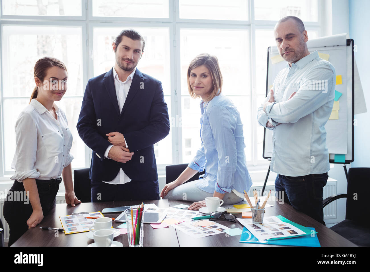 Fiducioso Editor foto in sala riunioni Foto Stock