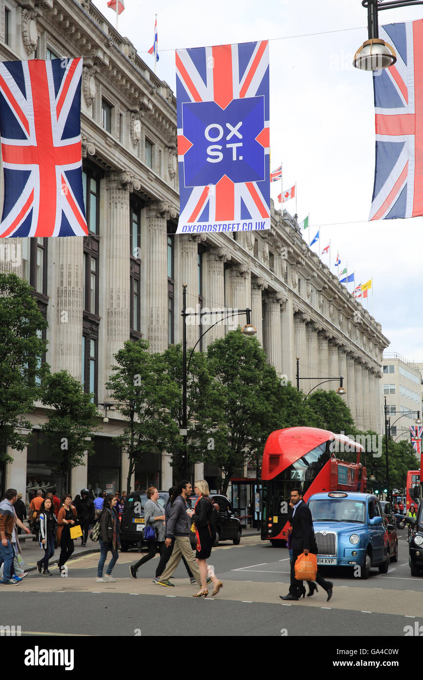 Union Jack linea flags Oxford street da dal grande magazzino Selfridges, nel centro di Londra, Inghilterra, Regno Unito Foto Stock
