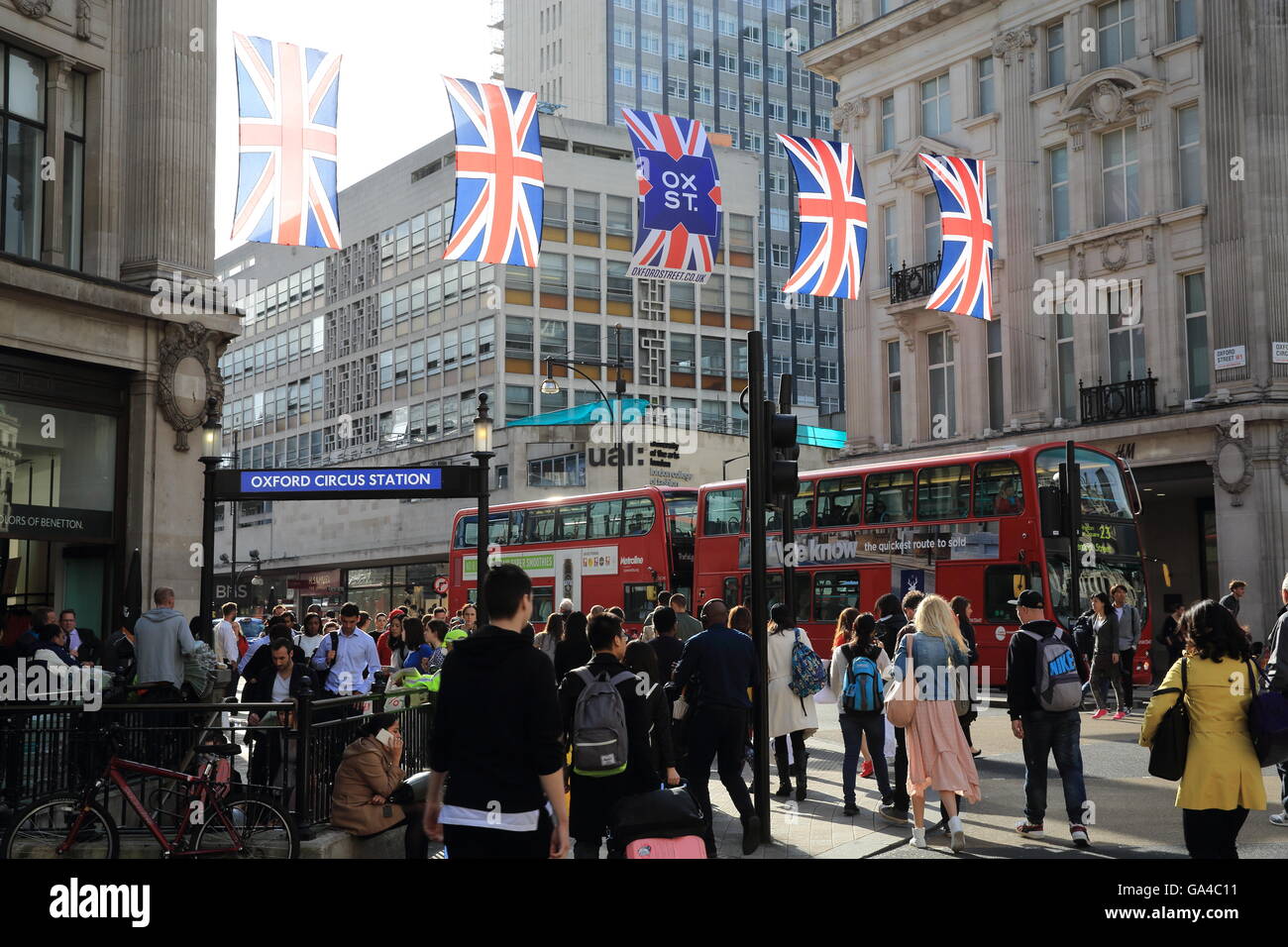 Oxford Circus nel West End di Londra, foderato con Union Jack Flag per il Queen's novantesimo compleanno, in Inghilterra, Regno Unito Foto Stock