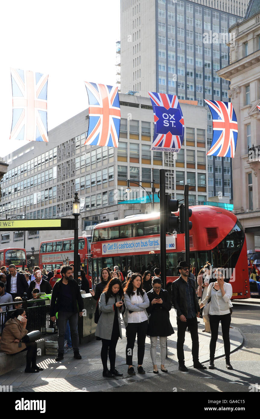 Oxford Street nel West End di Londra, foderato con Union Jack Flag per il Queen's novantesimo compleanno, in Inghilterra, Regno Unito Foto Stock