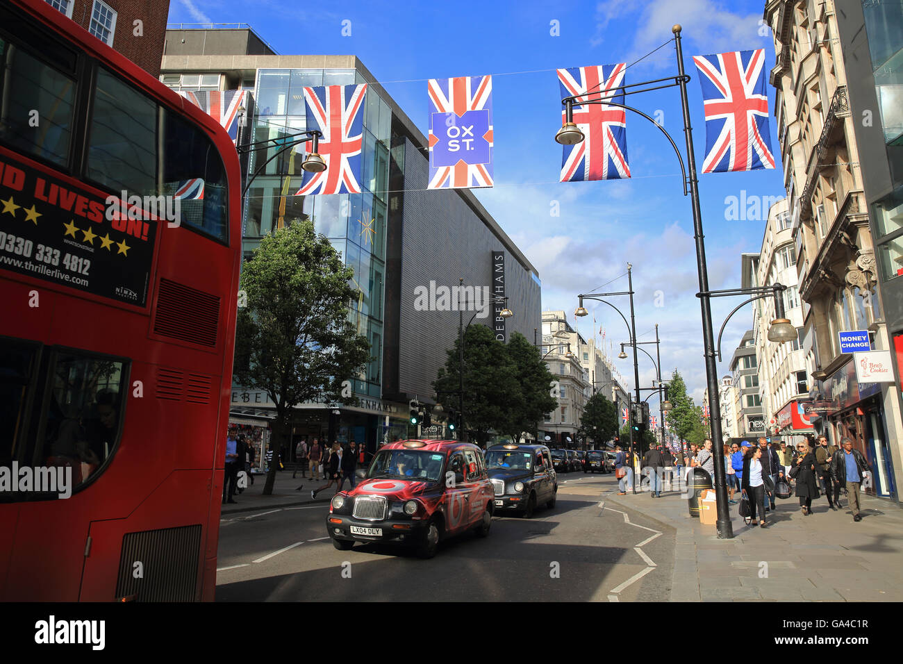 Oxford Street nel West End di Londra, foderato con Union Jack Flag per il Queen's novantesimo compleanno, in Inghilterra, Regno Unito Foto Stock