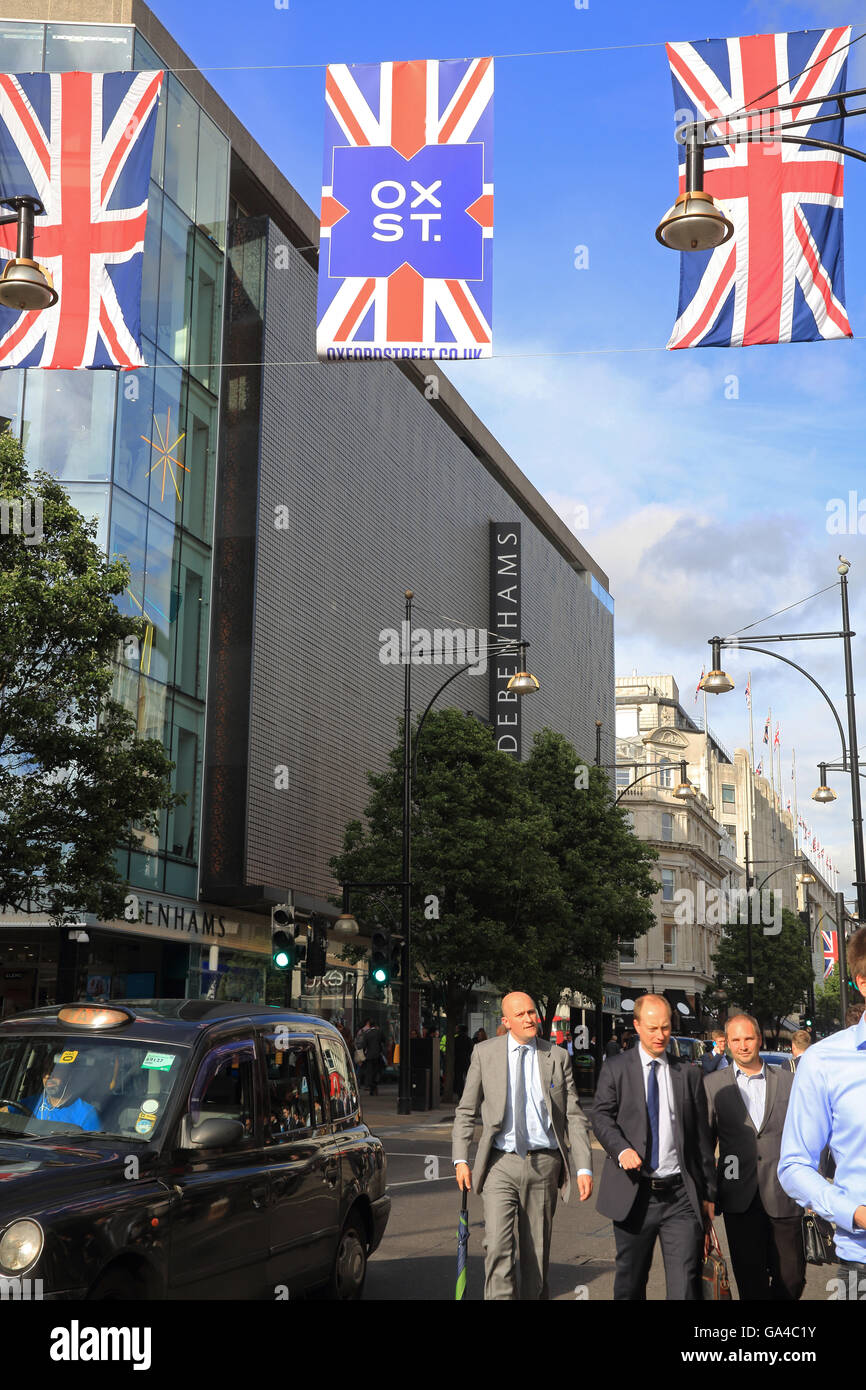 Oxford Street nel West End di Londra, foderato con Union Jack Flag per il Queen's novantesimo compleanno, in Inghilterra, Regno Unito Foto Stock