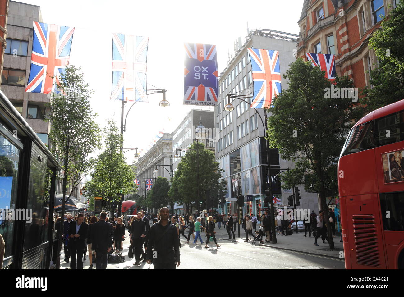 Oxford Street nel West End di Londra, foderato con Union Jack Flag per il Queen's novantesimo compleanno, in Inghilterra, Regno Unito Foto Stock