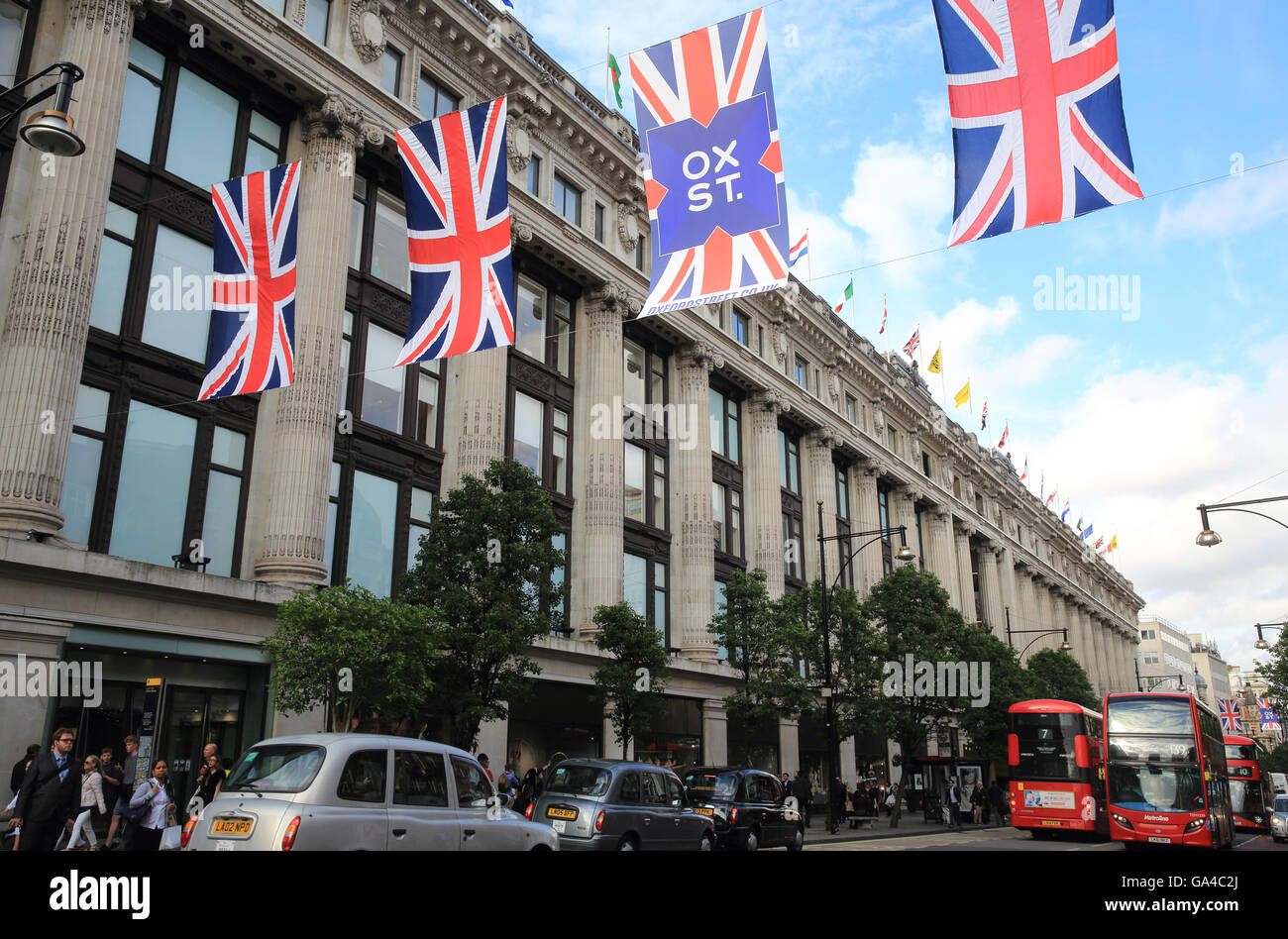Union Jack linea flags Oxford street da dal grande magazzino Selfridges, nel centro di Londra, Inghilterra, Regno Unito Foto Stock
