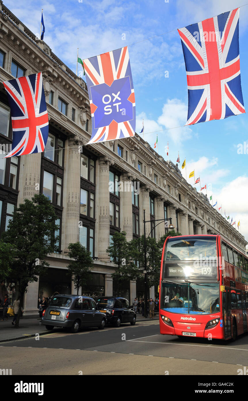 Union Jack linea flags Oxford street da dal grande magazzino Selfridges, nel West End di Londra, Inghilterra, Regno Unito Foto Stock