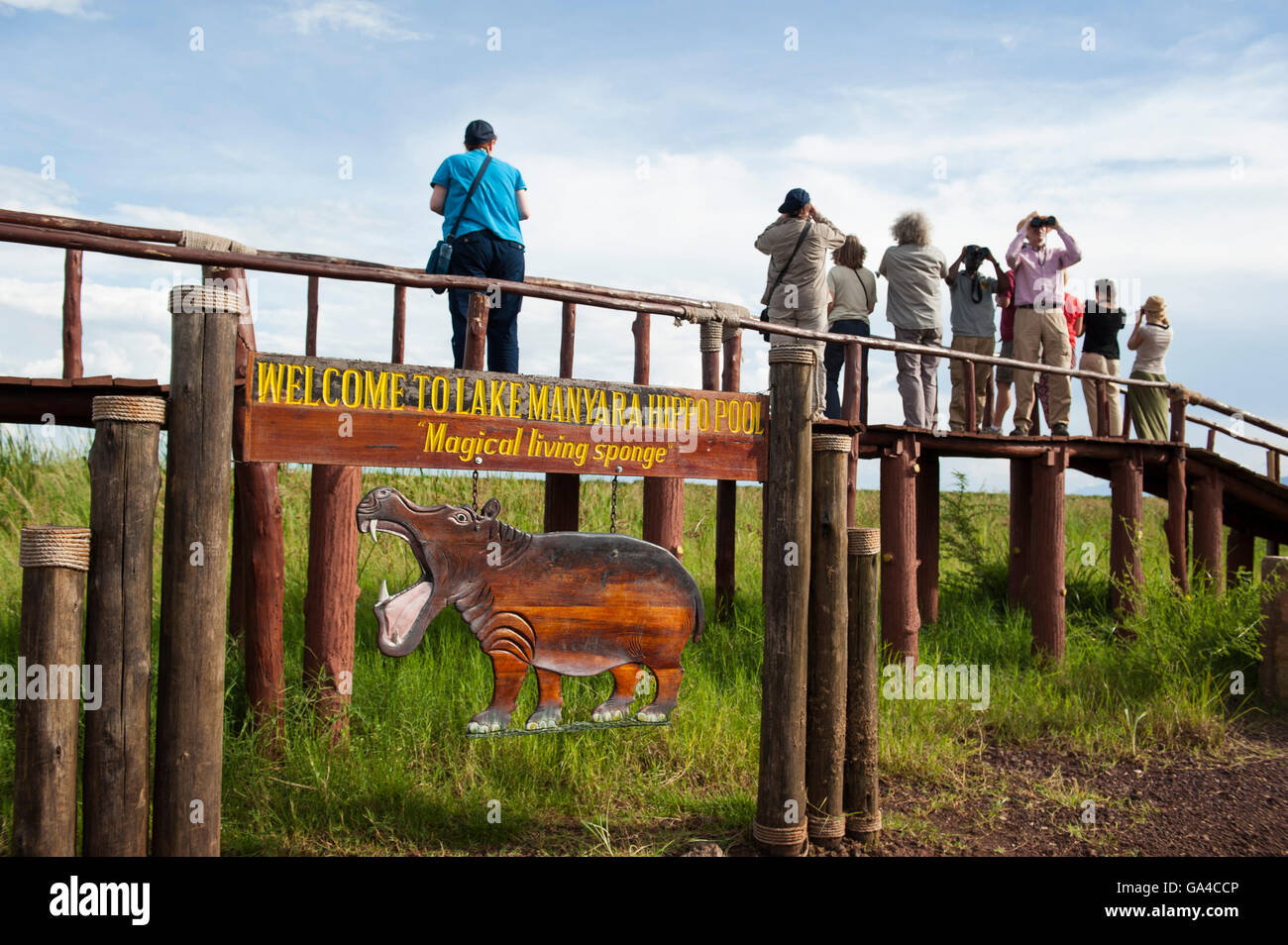 I turisti che si affaccia sulla piscina Ippona, Lake Manyara National Park, Tanzania Foto Stock