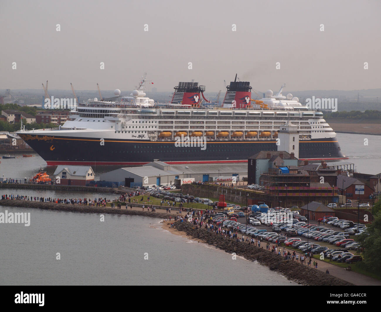 Le 83969 tonnellate Disney Cruise Line, 'Disney Magic' nave da crociera re-sono stati forniti dal trasporto merci su strada sul fiume Tyne. Foto Stock