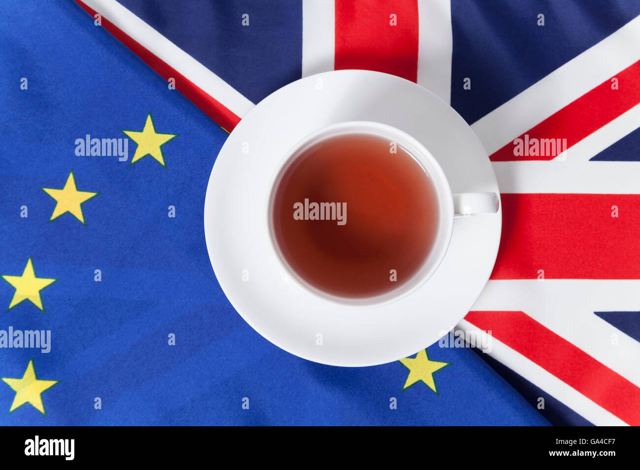 Ue e GB di bandiera e la tazza di tè (simbolo Brexit foto) Foto Stock