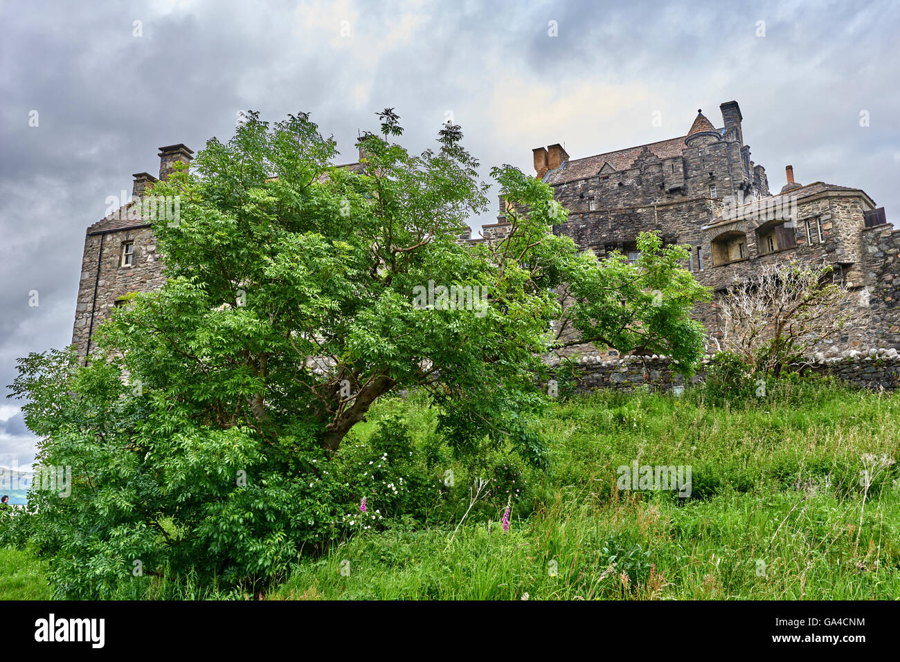 Eilean Donan Castle siede sulla Eilean Donan una piccola isola di marea dove tre laghi soddisfare Foto Stock