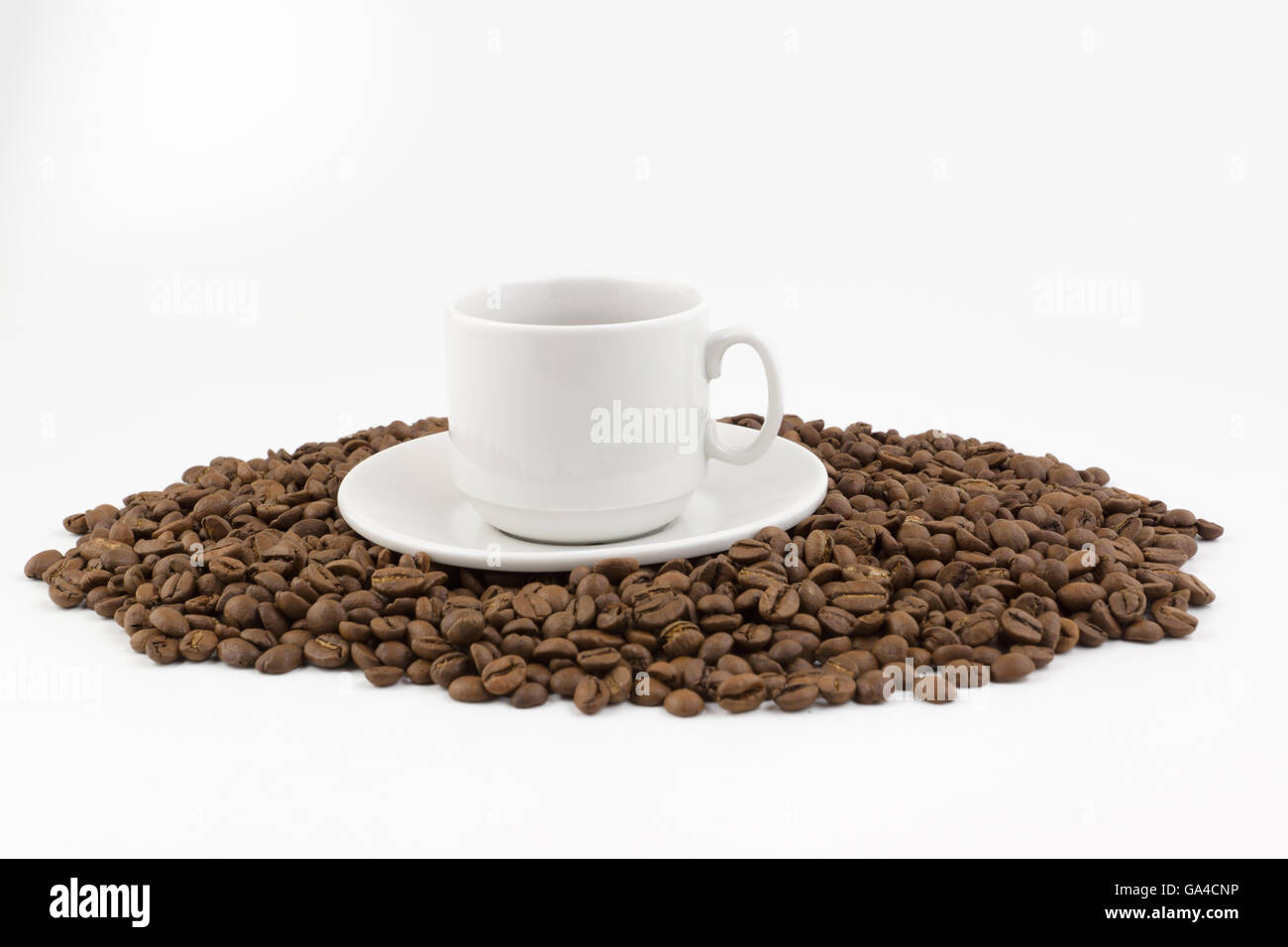 Tazza di caffè con bastoncini di cannella sfondo di legno chiaro. spazio  per il testo Foto stock - Alamy